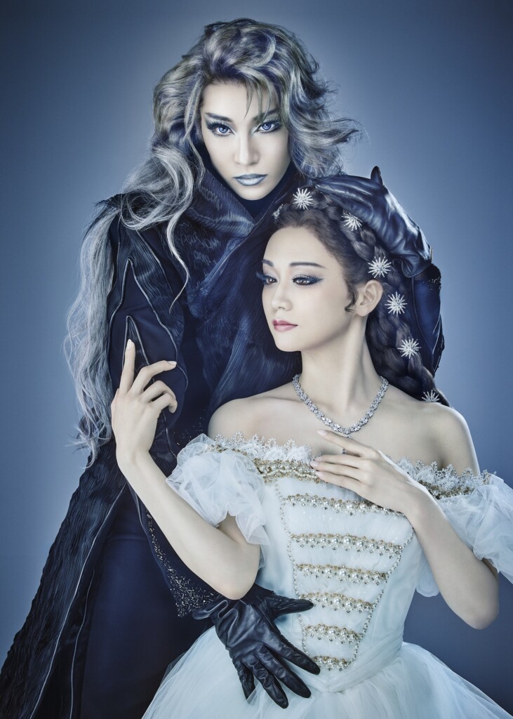 宝塚大劇場　花組公演　エリザベート 　愛と死の輪舞　舞台衣装をまとった二人の出演者　永久輝 せあ　星空 美咲