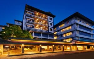 山代温泉ゆのくに天祥の外観　灯りのともる夜の姿（石川県）