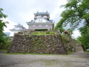 石垣の上にそびえる越前大野城の天守（福井県）