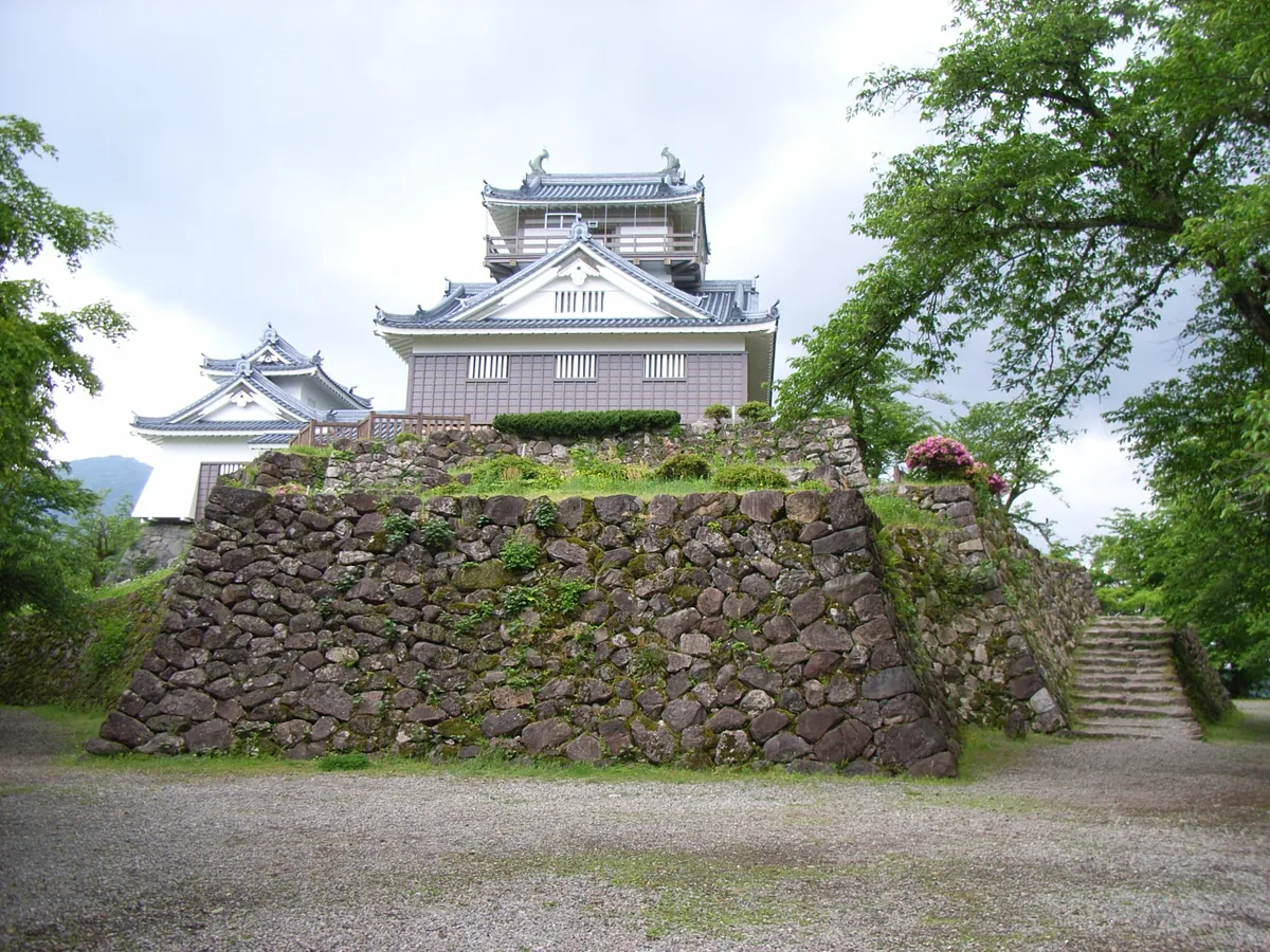石垣の上にそびえる越前大野城の天守（福井県）