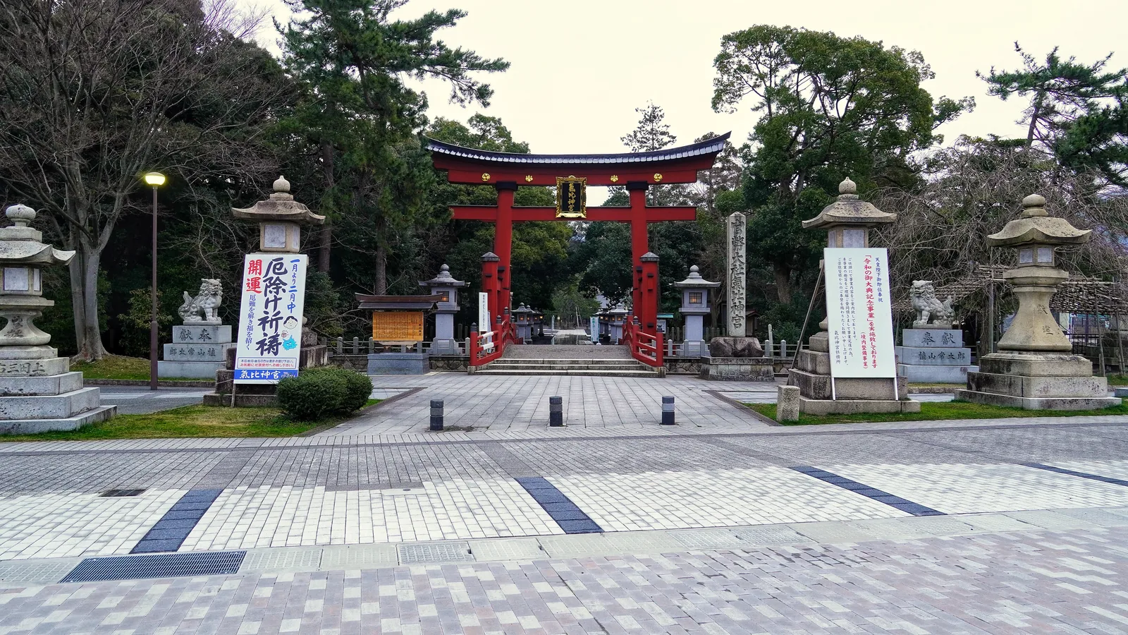気比神宮の大鳥居と参道（福井県）