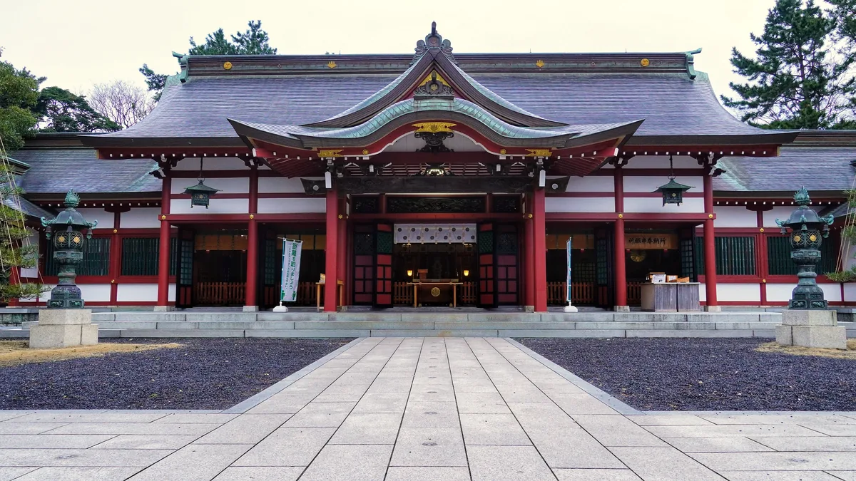 気比神宮の朱塗りの社殿（福井県）