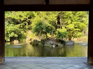 気比神宮の境内の池と木立（福井県）