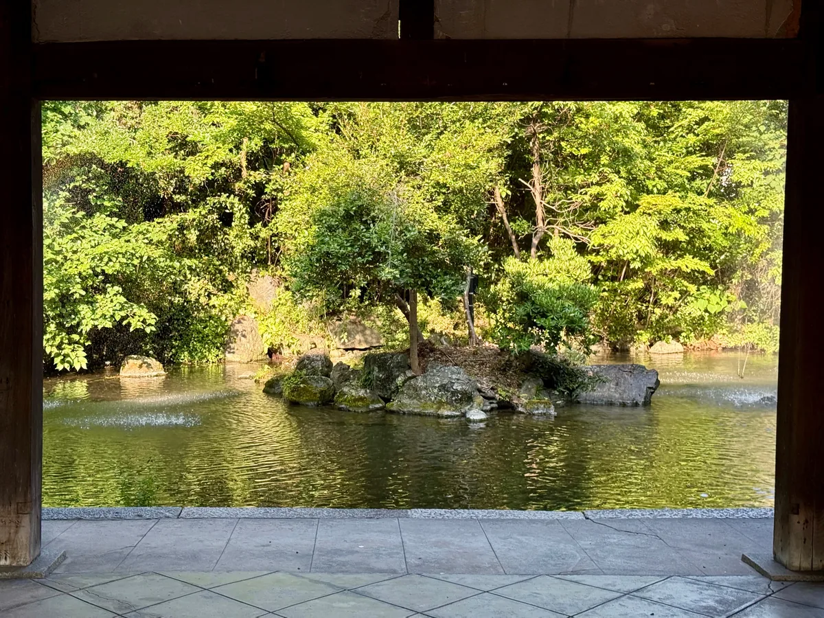 気比神宮の境内の池と木立（福井県）