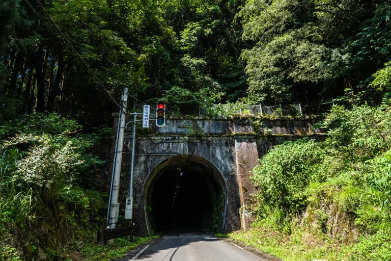 片側交互通行の信号が立つ旧北陸本線トンネルの坑口（福井県）