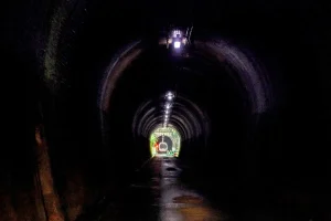 旧北陸本線トンネルの内部　濡れた路面の先に出口の明かりが見える（福井県）
