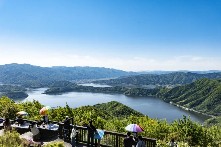 三方五湖レインボーライン山頂公園の展望デッキから望む湖と若狭湾（福井県）