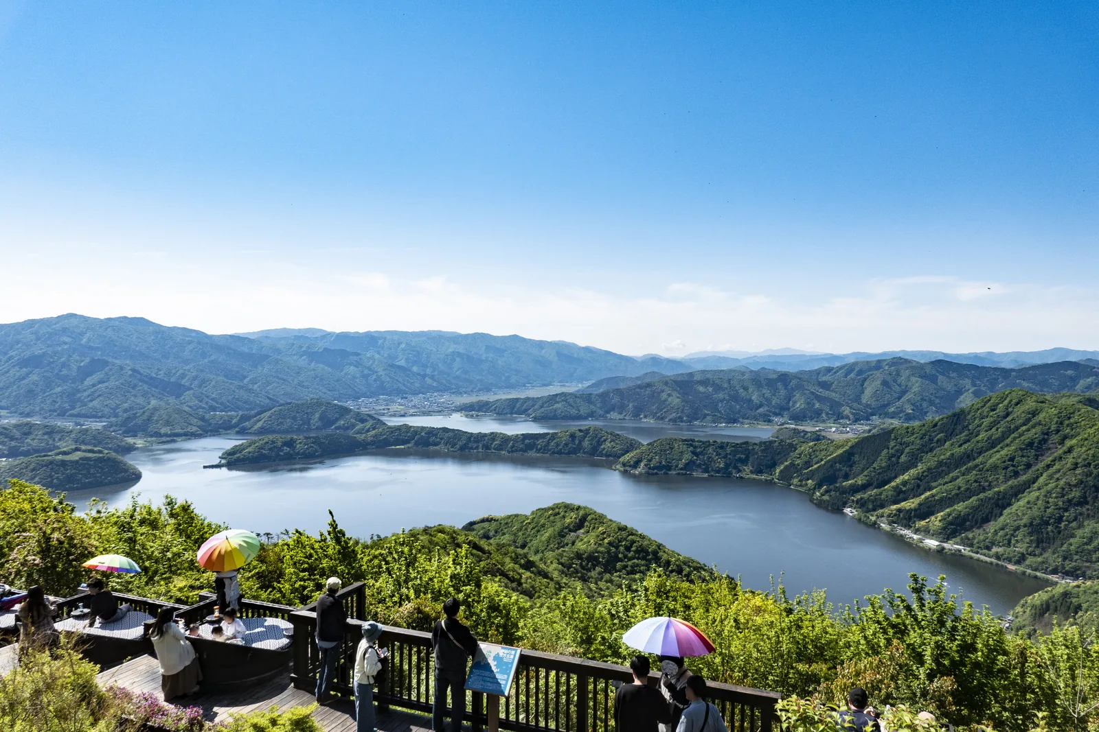 三方五湖レインボーライン山頂公園の展望デッキから望む湖と若狭湾（福井県）