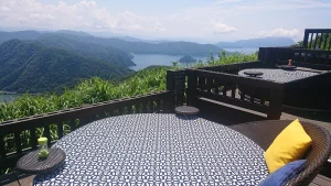 三方五湖レインボーライン山頂公園のテラス席から望む湖と山並み（福井県）
