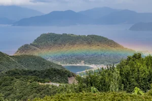 三方五湖レインボーライン山頂公園から望む若狭湾と虹（福井県）