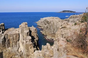 日本海に突き出す東尋坊の岩場（福井県）