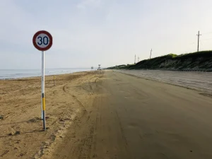 制限速度30キロの標識が立つ千里浜なぎさドライブウェイ（石川県）