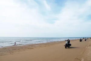 砂浜を走るオートバイと千里浜なぎさドライブウェイ（石川県）