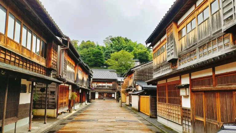 朝のひがし茶屋街　石畳の通りと格子戸の町家（石川県金沢市）