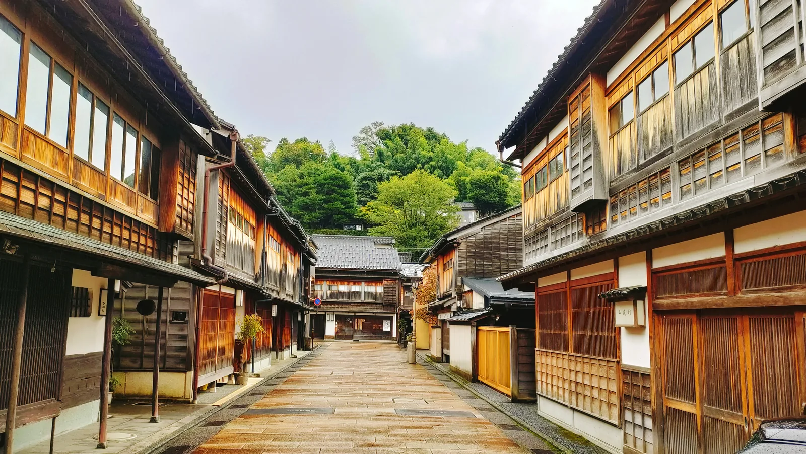 朝のひがし茶屋街　石畳の通りと格子戸の町家（石川県金沢市）