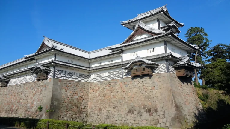 高石垣の上にそびえる金沢城公園の菱櫓と五十間長屋（石川県金沢市）