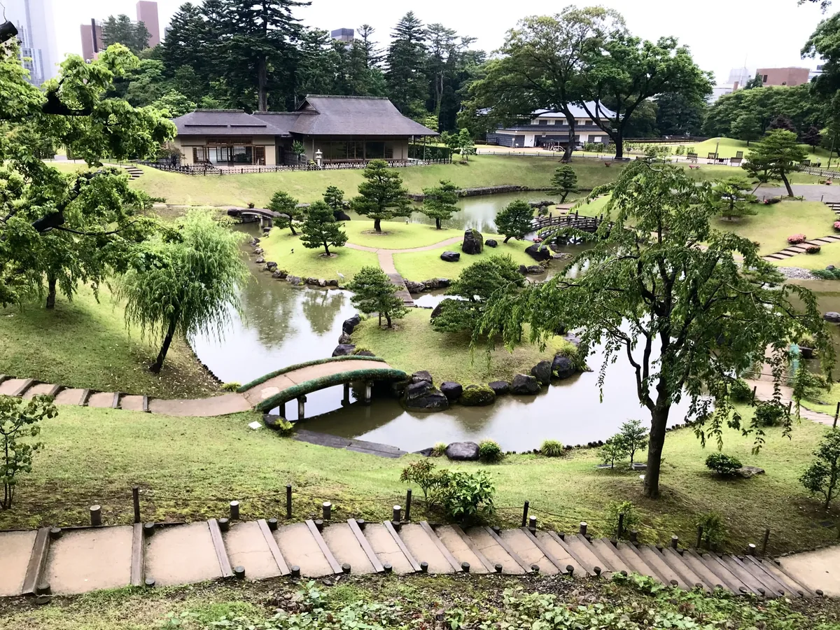 金沢城公園の玉泉院丸庭園　池と園路（石川県金沢市）