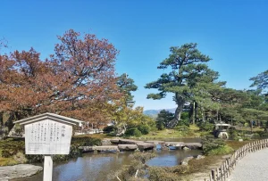 冬の兼六園　池のほとり雁行橋（石川県金沢市）