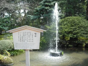 兼六園の噴水と雪吊りを施した松（石川県金沢市）