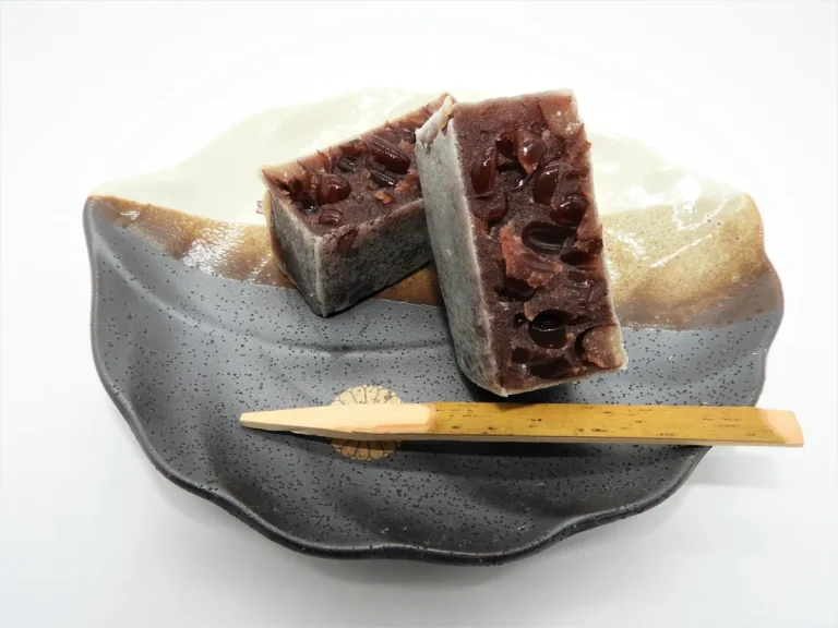 金沢の和菓子きんつば　小豆の粒が見える二切れ
