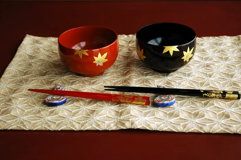 輪島塗の汁椀　朱と黒の一対に金の蒔絵をあしらった塗り物と箸