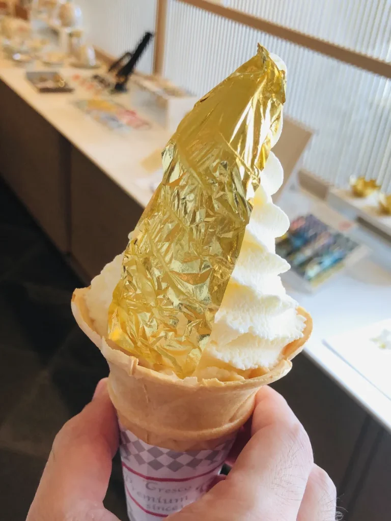 金箔を一枚まるごとのせた金沢名物の金箔ソフトクリーム
