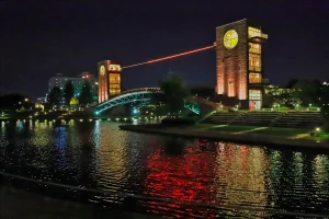 ライトアップされた富岩運河環水公園の天門橋の夜景（富山県）