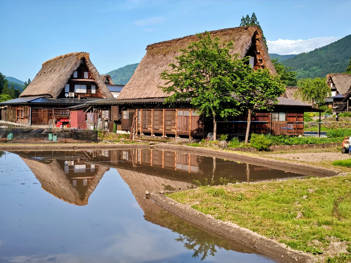 水面に映る五箇山の合掌造り家屋（富山県）