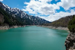 山あいに広がるエメラルドグリーンの黒部湖（富山県）