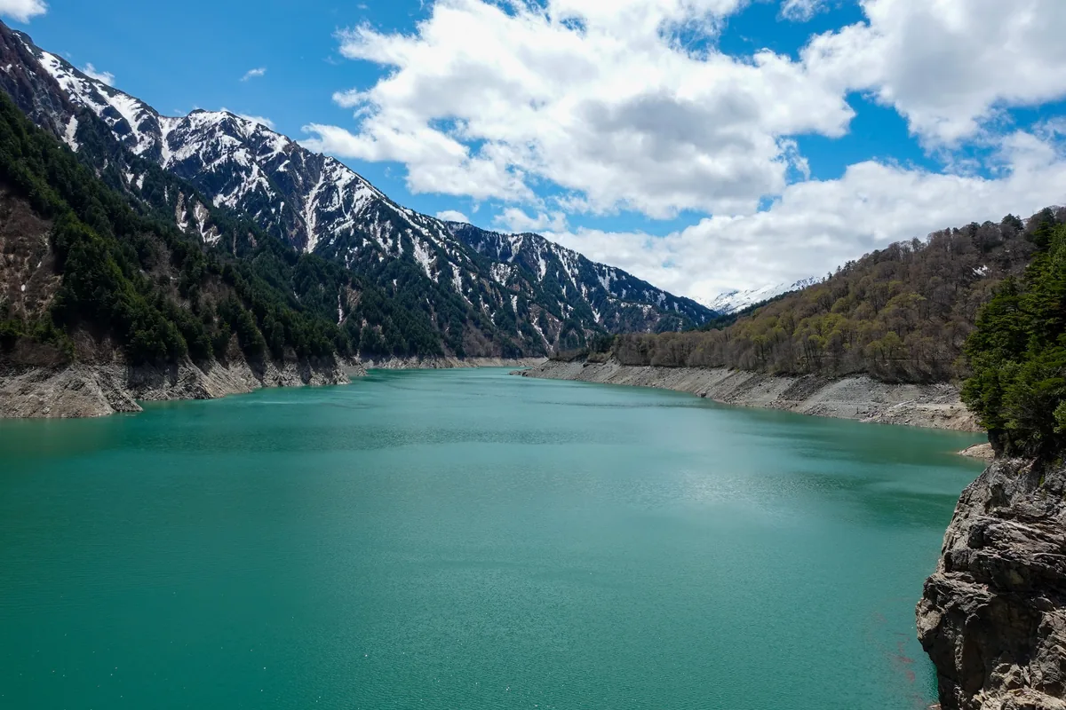 山あいに広がるエメラルドグリーンの黒部湖（富山県）