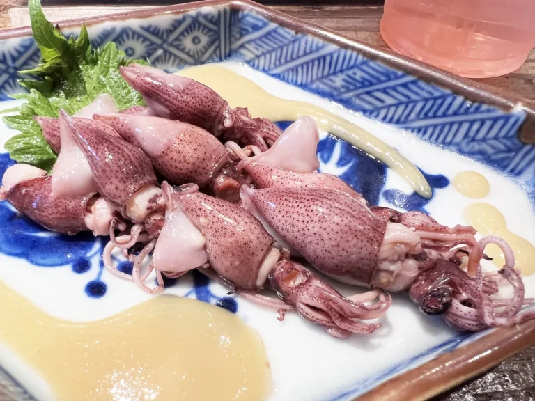 富山湾の春の味覚ほたるいか　釜揚げを大葉を添えて盛り付けた一皿
