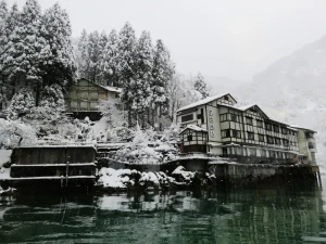 雪に包まれた大牧温泉　湖に面した一軒宿（富山県）