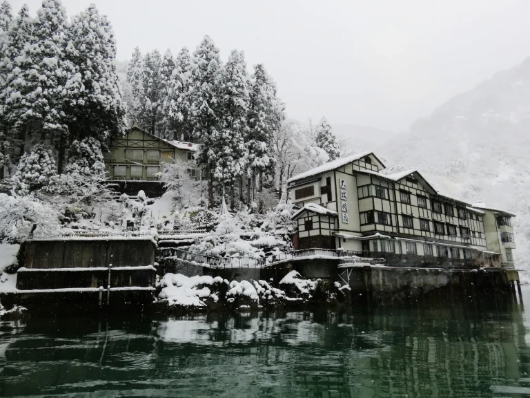 雪に包まれた大牧温泉　湖に面した一軒宿（富山県）