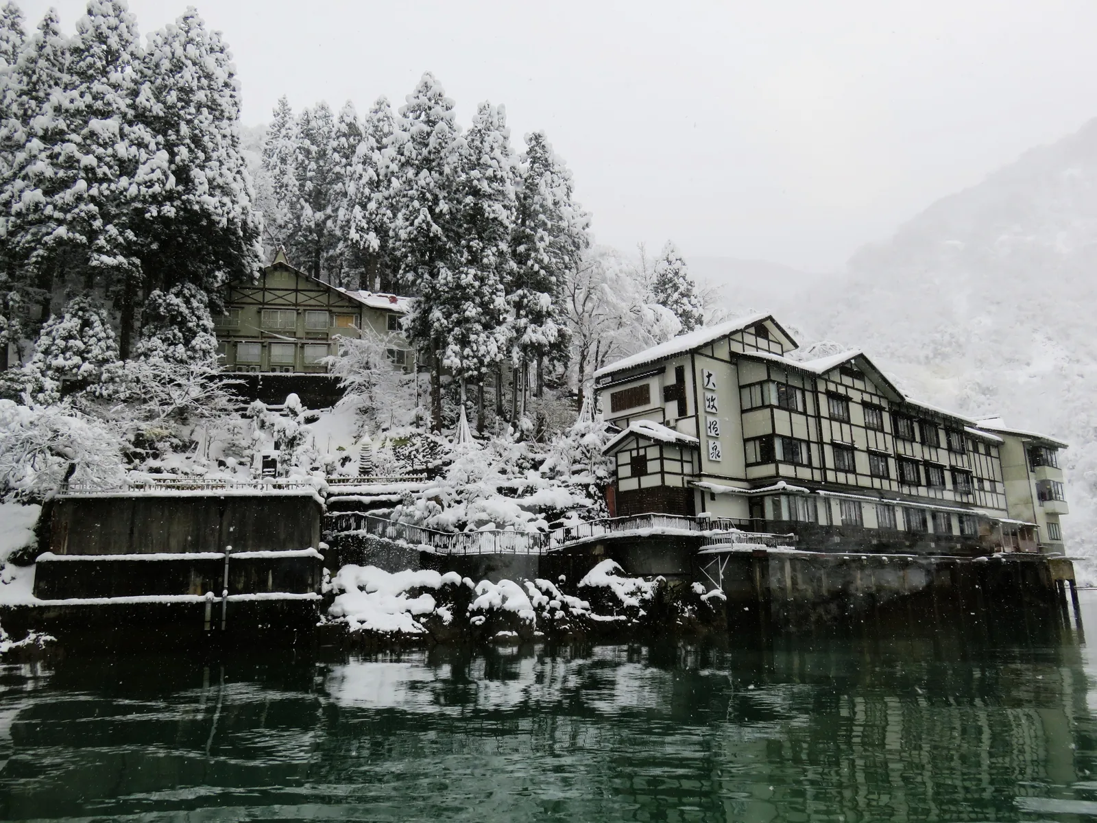 雪に包まれた大牧温泉　湖に面した一軒宿（富山県）