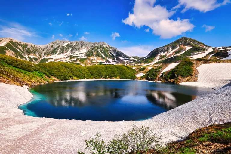 残雪の立山連峰とみくりが池（富山県）
