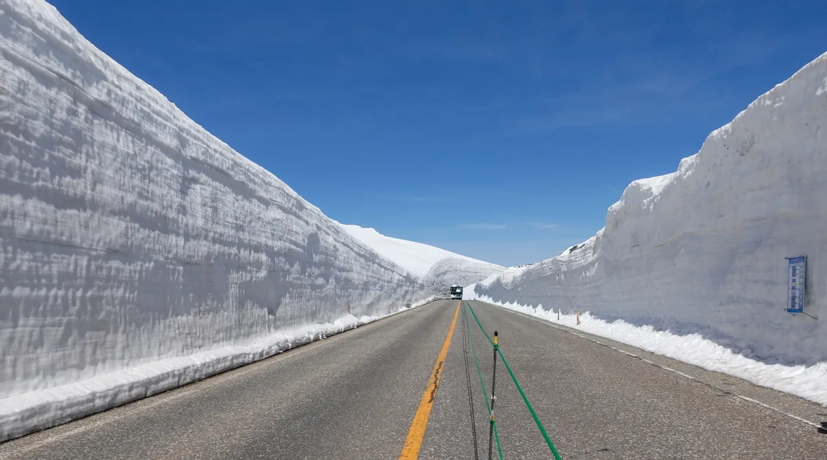 両側に雪の壁がそびえる立山黒部アルペンルートの雪の大谷（富山県）