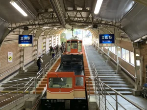 立山駅に停車する立山ケーブルカー（富山県）