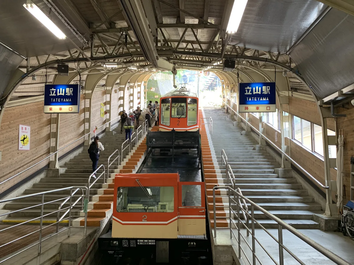 立山駅に停車する立山ケーブルカー（富山県）
