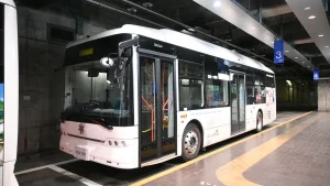 立山黒部アルペンルートを走る電気バスと乗り場（富山県）
